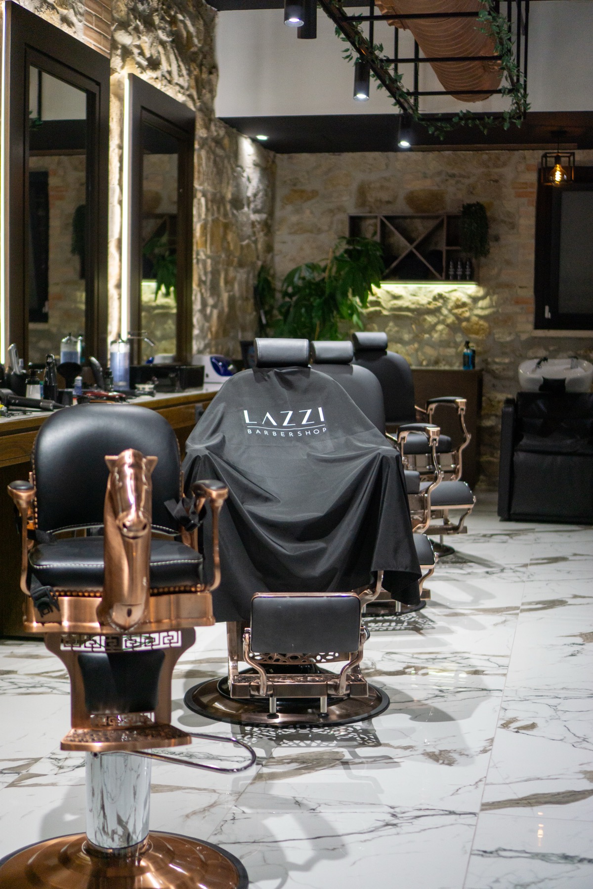 Interno del salone LAZZI Barbershop a Civitavecchia con postazioni e specchi